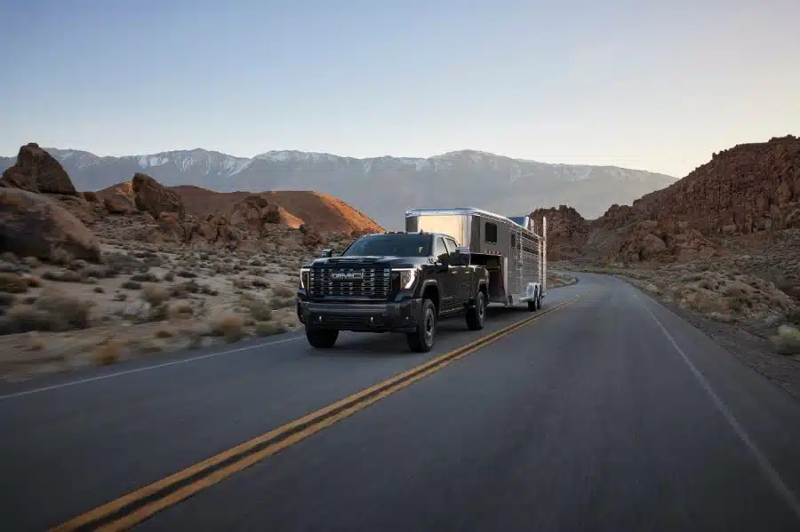 Chevrolet Silverado HD 2027 puxando trailer de grande porte com o novo motor V8 diesel Duramax 8.3