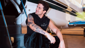 Luan Santana ostenta com novo jatinho de R$ 35 milhões