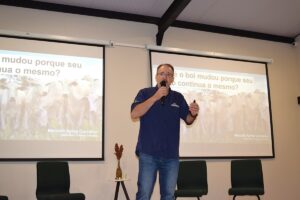 Pesquisador Marcelo Ayres apresentou as vantagens do uso das cultivares mais modernas de forrageiras tropicais