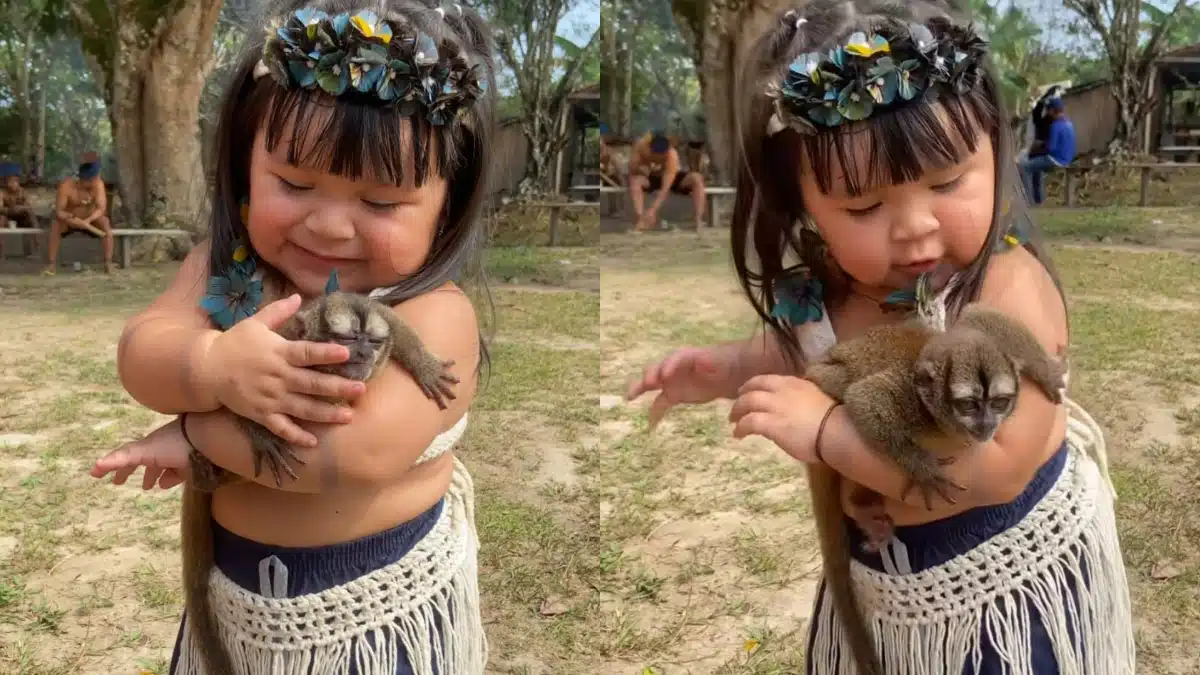 Menininha%20ind%C3%ADgena%20nina%20filhote%20de%20macaco%20no%20colo%20e%20encanta