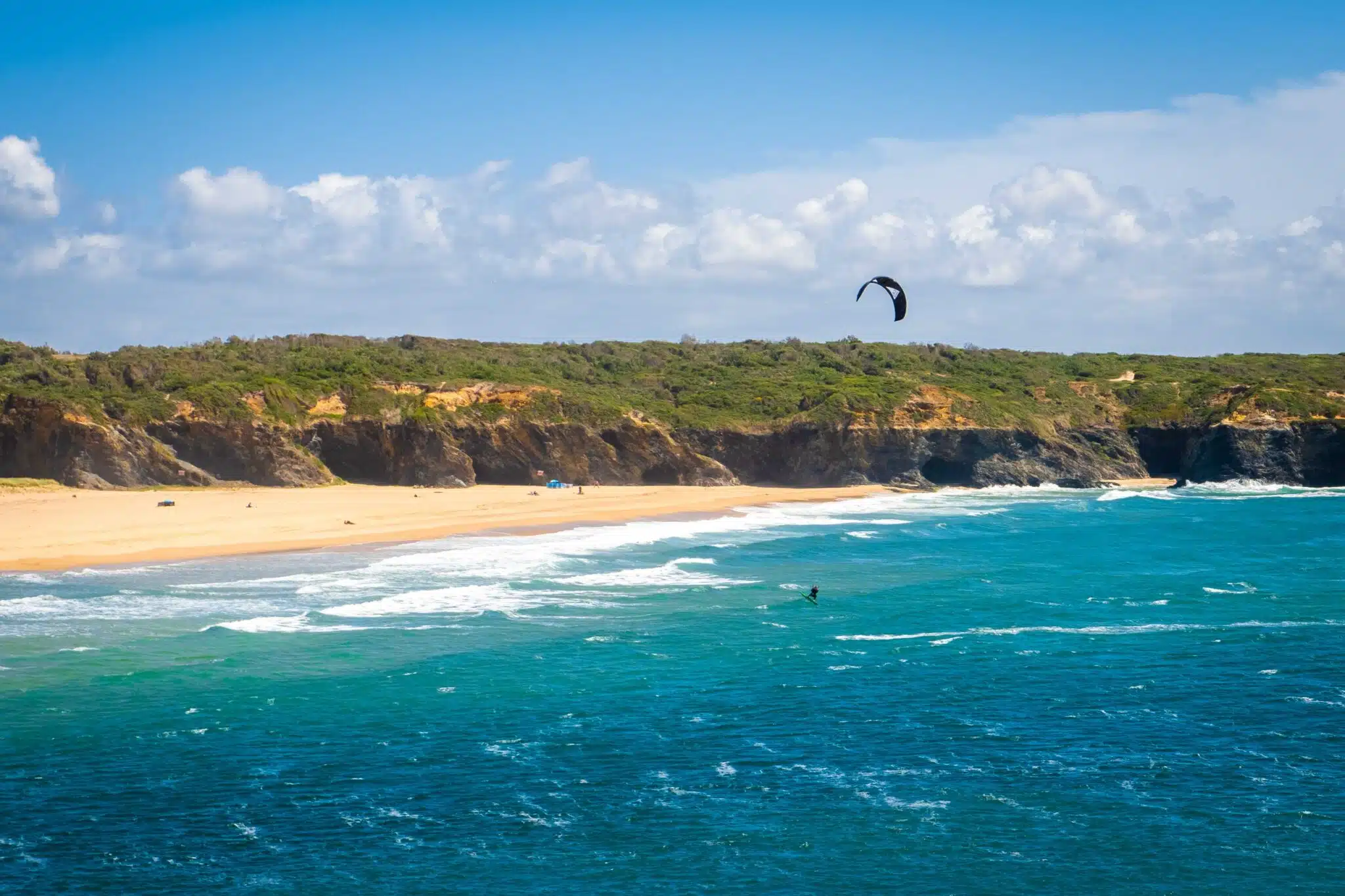 Conheça a Rota Vicentina, percurso de 400 km no Alentejo que passa por falésias, praias selvagens e vilas históricas c
