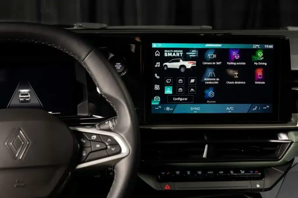 Painel da Renault Niagara com central multimídia e sistemas de assistência ao motorista