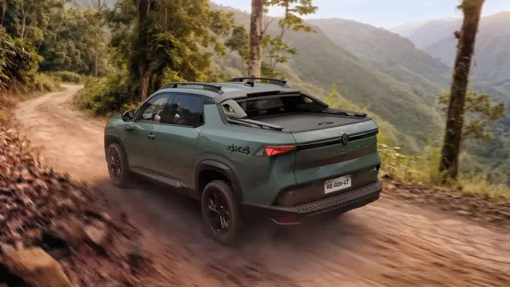 Renault Niagara 4x4 percorre estrada de terra durante apresentação da nova picape