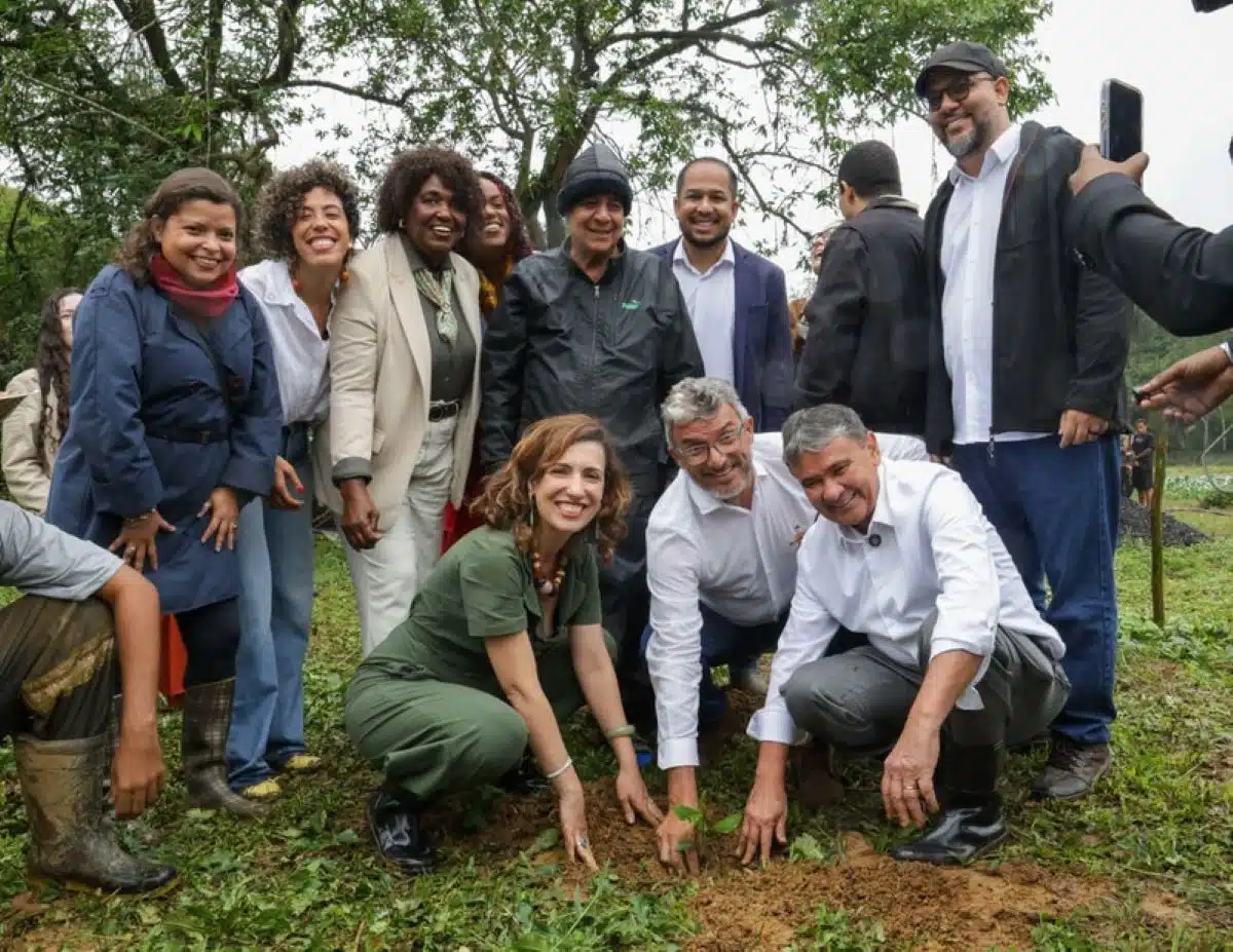 Zeca Pagodinho em área do Instituto Zeca Pagodinho destinada ao cultivo de café e cacau em Xerém, no Rio de Janeiro.
