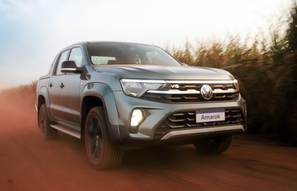 Volkswagen Amarok V6 trafega em estrada de terra levantando poeira