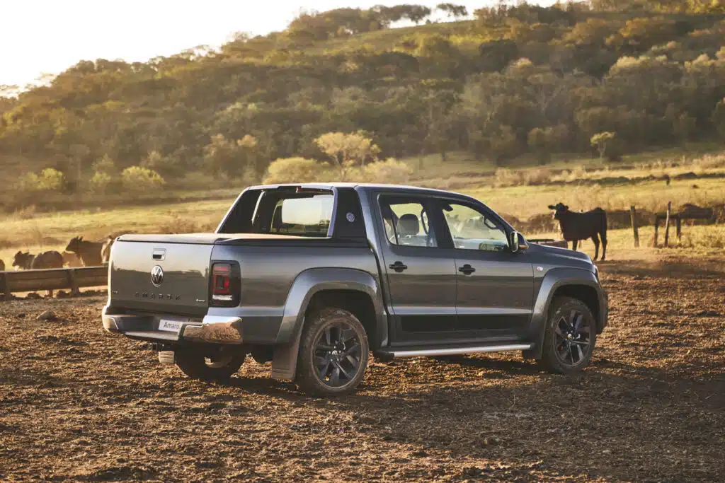 Volkswagen Amarok em propriedade rural com gado ao fundo