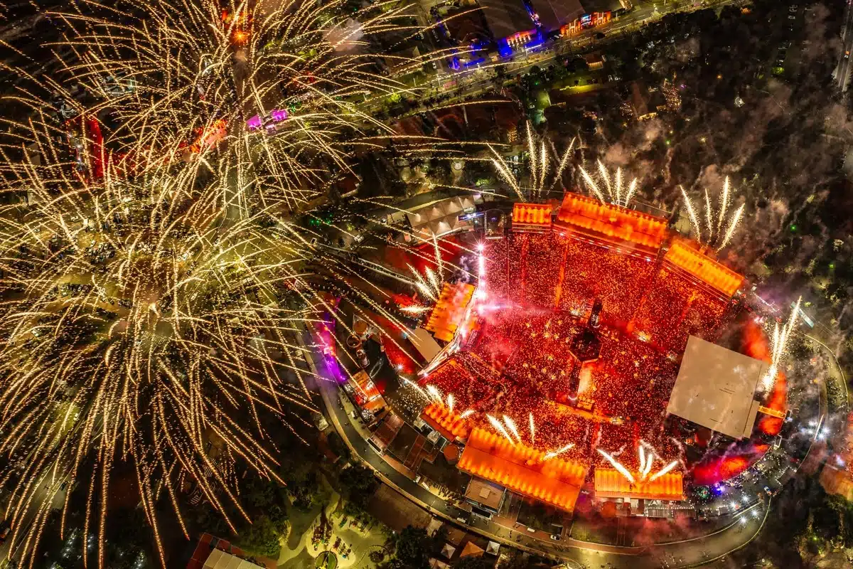 Vista aérea do Parque do Peão com camping e áreas de circulação