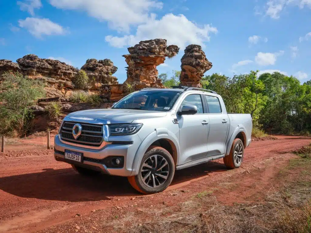 A Poer 30 é equipada com motor 2.4 turbo diesel, transmissão automática de nove marchas e sistema de tração 4x4 com reduzida.