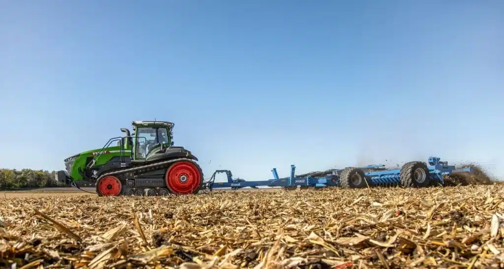 Fendt 1167 Vario MT Gen2 trabalha sobre esteiras puxando implemento agrícola no campo