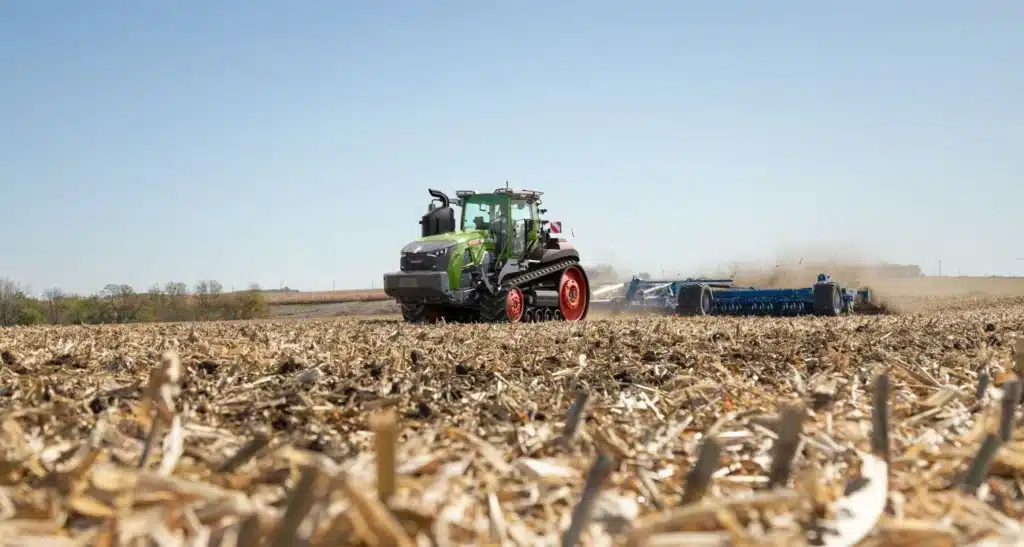 Fendt 1167 Vario MT Gen2 de 680 cv puxa grande implemento agrícola sobre esteiras
