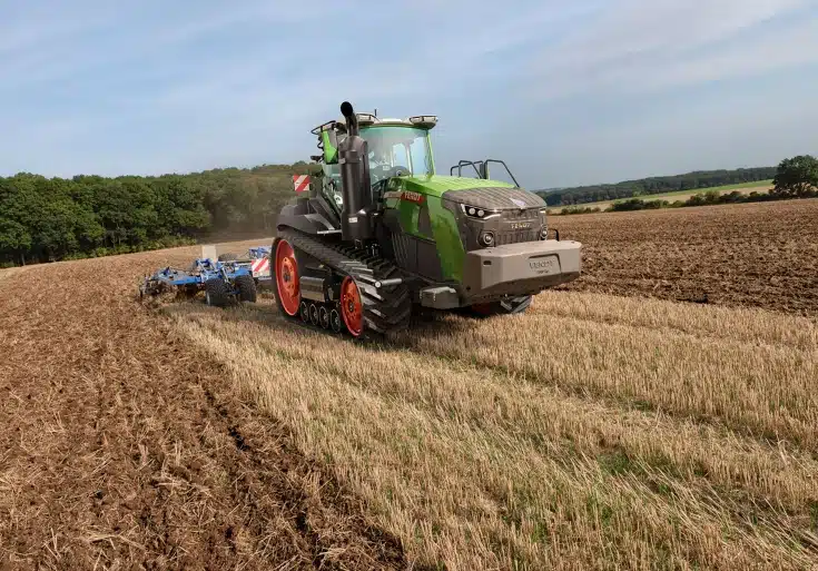 Trator Fendt 1167 Vario MT sobre esteiras durante trabalho de preparo do solo