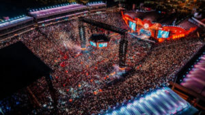 Arena da Festa do Peão de Barretos lotada durante show, com público de frente ao palco