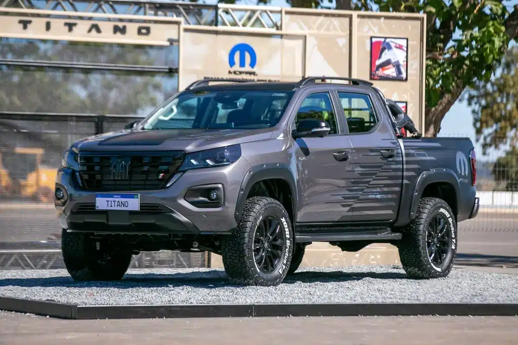 Fiat Titano em exposição; modelo é produzido pela Stellantis ao lado da Ram Dakota