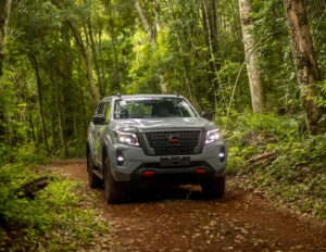 Nissan Frontier trafega por estrada de terra em área rural
