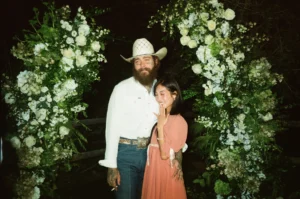 Post Malone e Christy Lee durante período em que cantor presenteou noiva com bezerra Highland