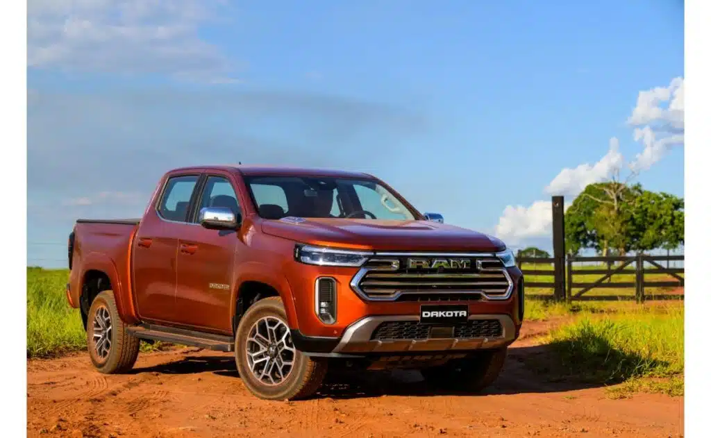 Ram Dakota em cenário rural; modelo ainda busca espaço entre as picapes médias no Brasil