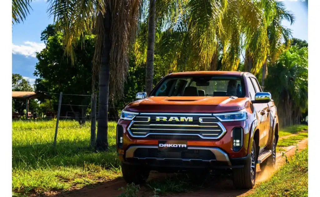 Ram Dakota em estrada de terra; picape tem produção reduzida pela Stellantis