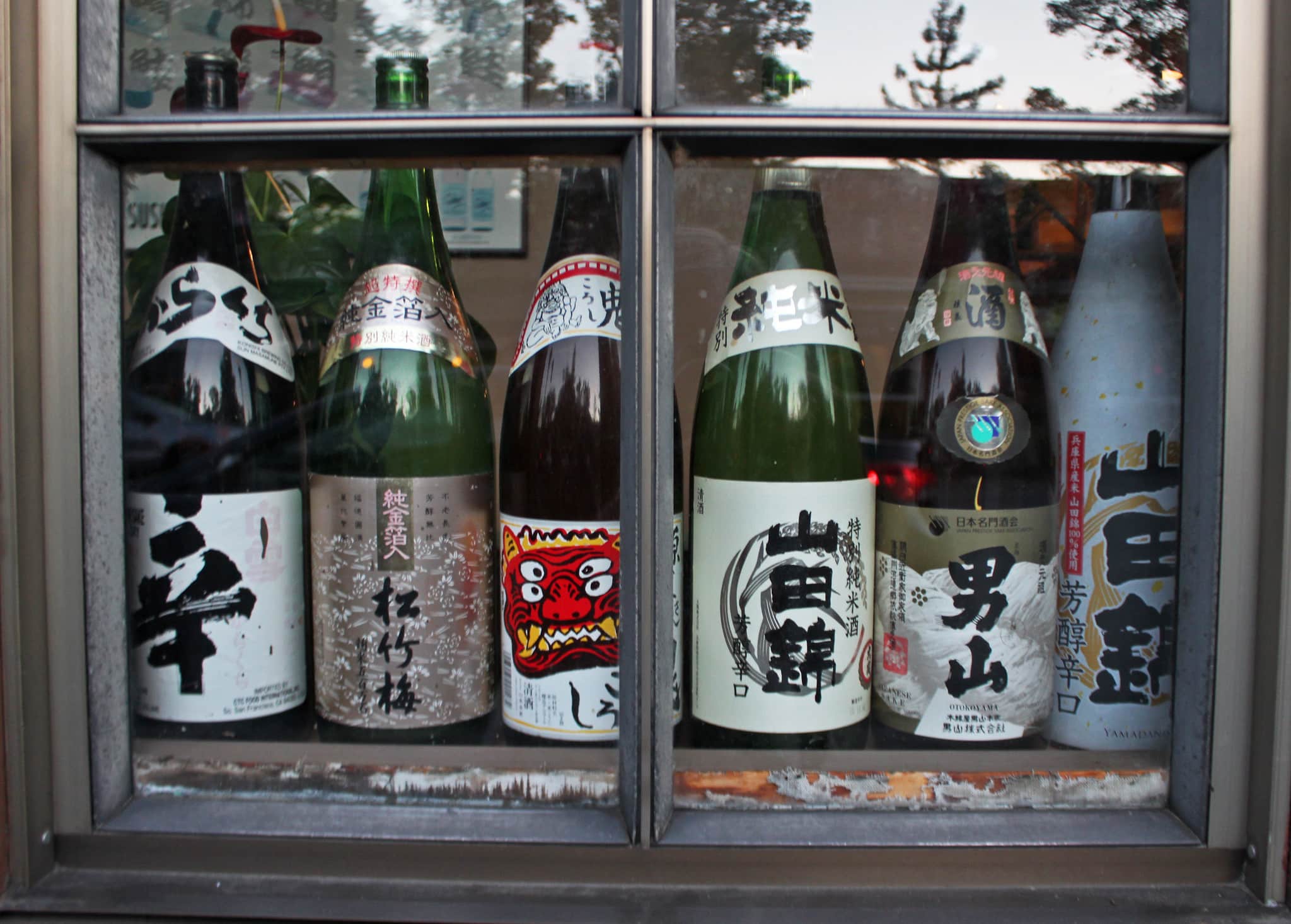 A produção do sake envolve a transformação do amido do arroz em açúcares fermentáveis, com o papel essencial do koji, fungo que catalisa essa conversão, garantindo as características únicas da bebida.