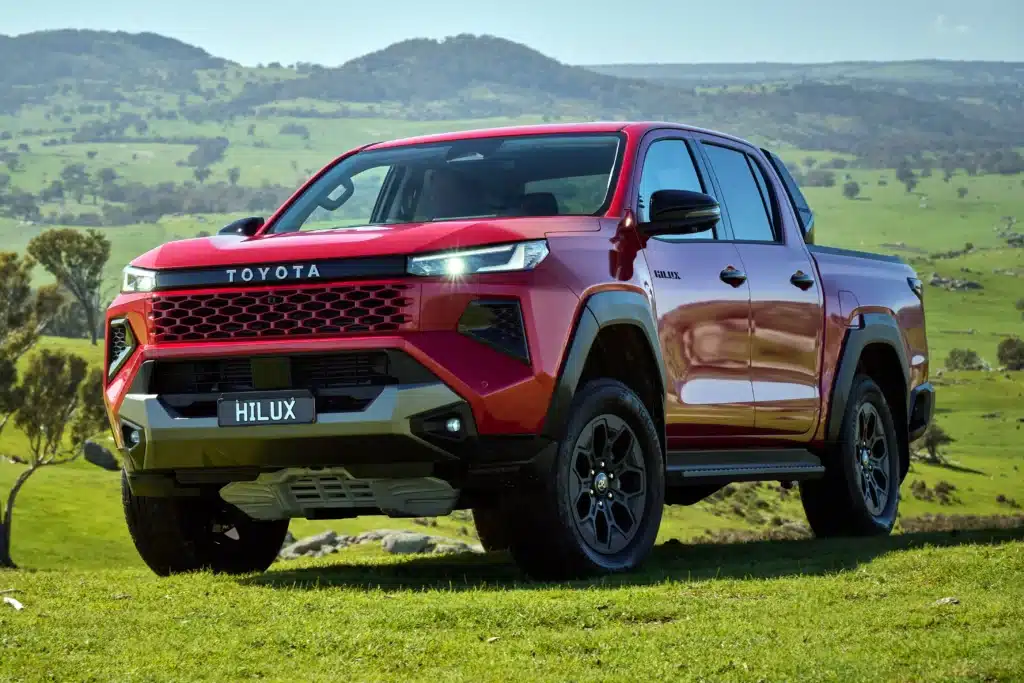 Toyota Hilux de nova geração aparece em cenário rural