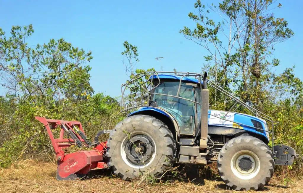 Trator agrícola em operação no campo; Moderfrota permite financiar máquinas rurais em 2026