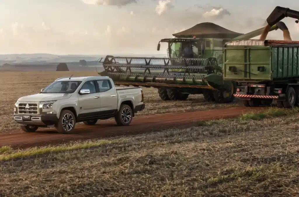 Mitsubishi Triton em ambiente com colheitadeiras. agronegócio