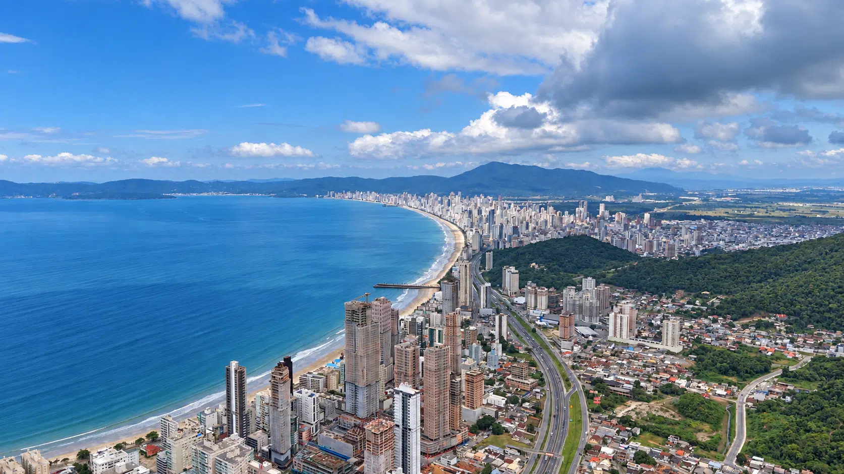 Cidade costeira vista sobre a baía