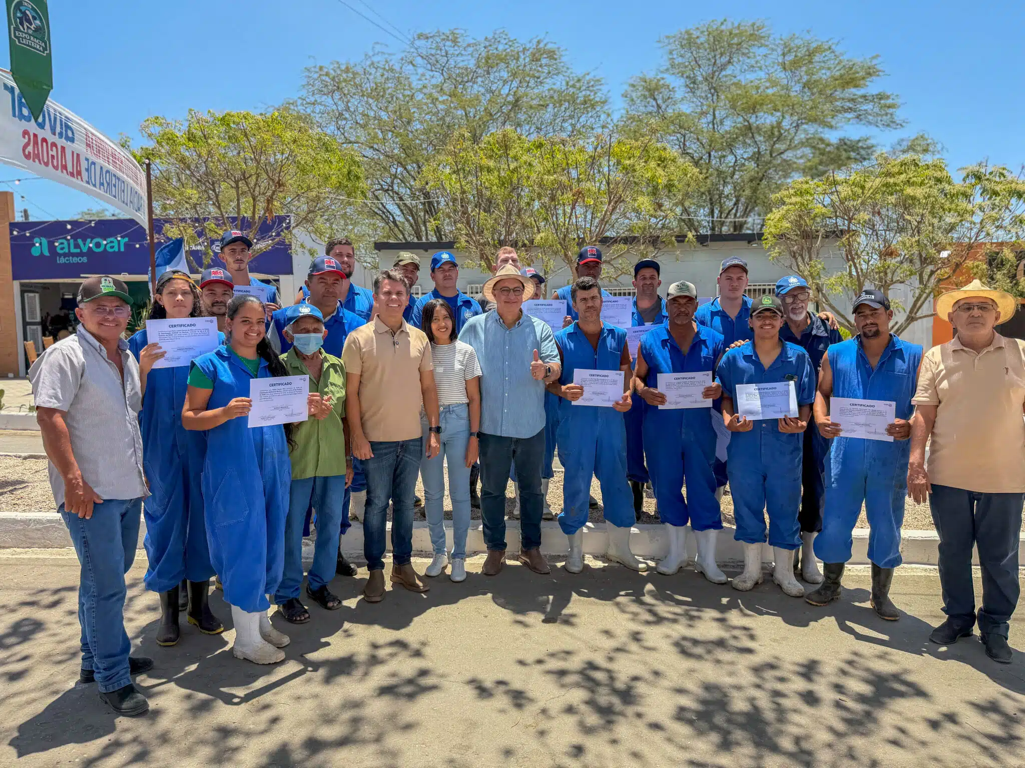Alunos que participaram de aula prática de inseminação artificial em bovinos em Alagoas