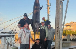 Pescadores capturam peixe de 235 kg após cinco horas de sufoco