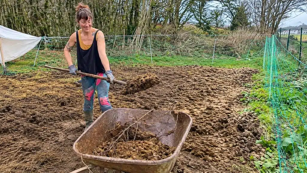 Voluntária trabalha na horta de propriedade rural no Jura, na França, onde fazenda oferece moradia em troca de 10 horas semanais de trabalho.