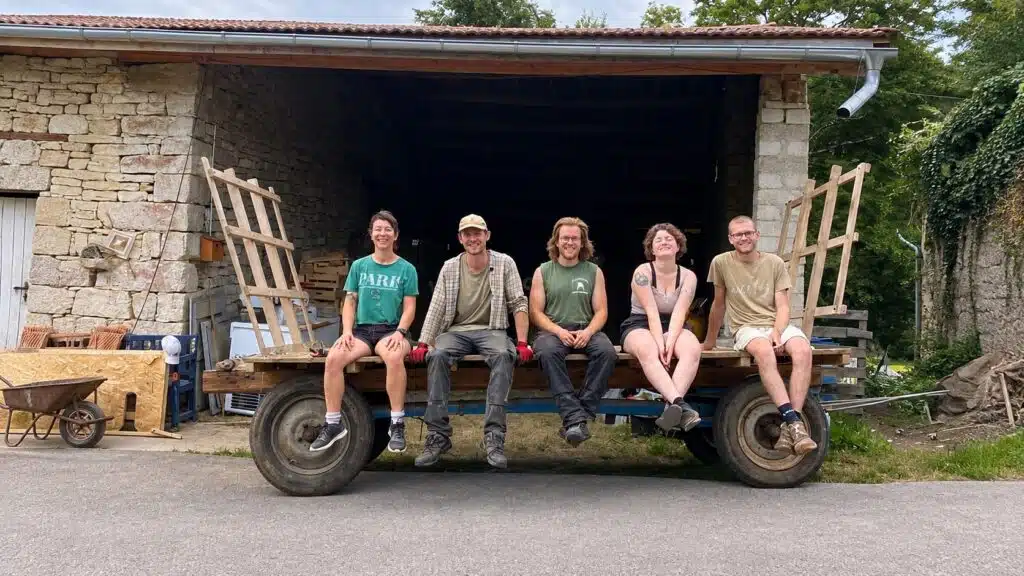 Voluntários reunidos em propriedade rural no Jura, na França, onde fazenda oferece moradia em troca de 10 horas de trabalho por semana.