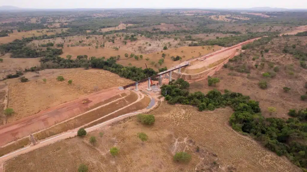 Construção da FICO avança no Centro-Oeste com implantação da infraestrutura ferroviária