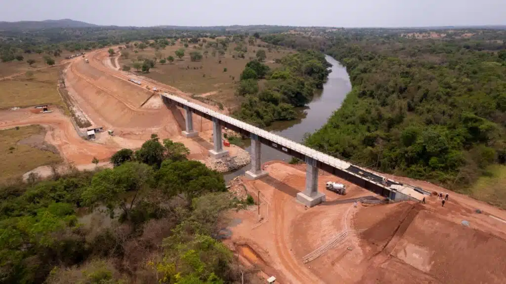 Estrutura ferroviária em construção na FICO, parte do corredor planejado entre o Brasil e o Pacífico
