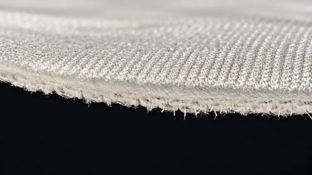 Detalhe do tecido Plant Armor desenvolvido para proteger morangueiros contra insetos em pesquisa da NC State University.