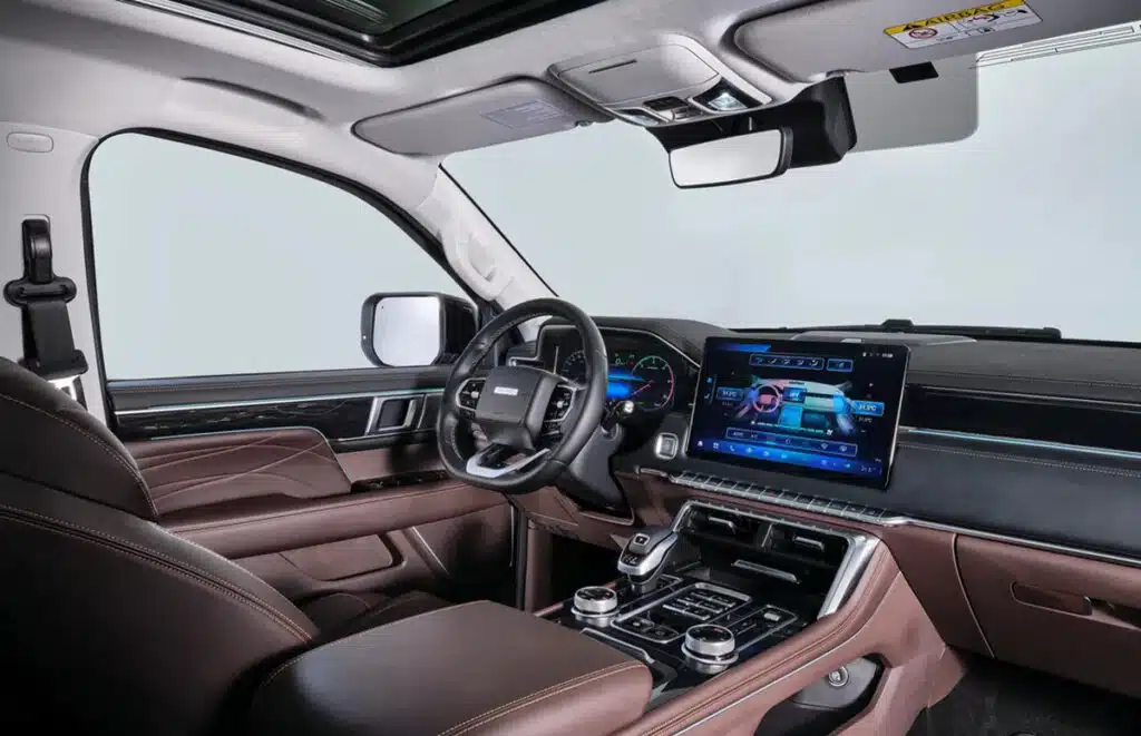 Interior da Foton Tunland V9 tem painel digital, central multimídia e acabamento em couro