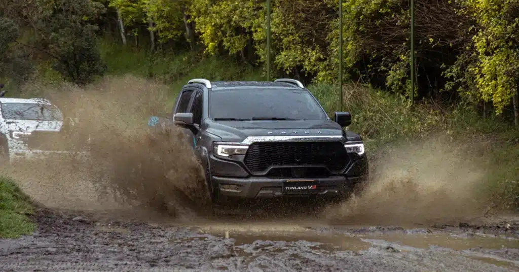Foton Tunland V9 circula em área rural com tração 4x4